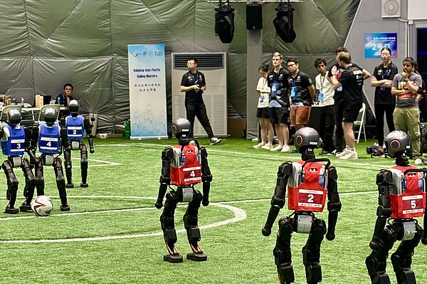 Menschenähnliche Roboter beim Fußballspiel.