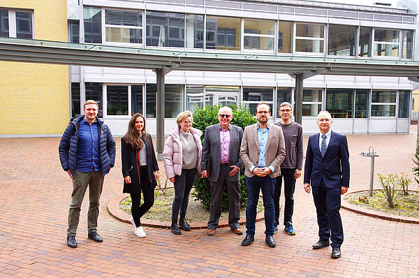Gruppenbild der Teilnehmenden am Praxispartner:innen-Treffen der Fakultät Digitale Transformation am 29.03.2022 im Hof des Campus Plagwitz