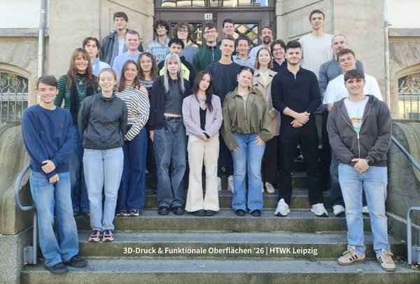 Gruppenfoto der ersten Studierenden des neuen Bachelorstudiengangs 3D-Druck und Funktionale Oberflächen gemeinsam mit Professor Ingo Reinhold (hintere Reihe: 2. v. r.) und Katharina Roeber (hintere Reihe: 3. v. r.) . (Foto: Katharina Roeber)
