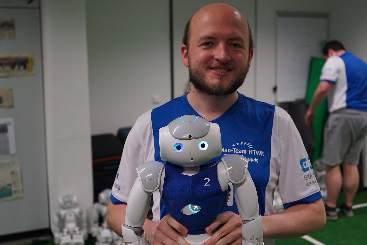 Teamleiter Rico Tilgner mit Nao-Roboter „Joker“. (Foto: F. Platz/HTWK Leipzig) Teamleiter Rico Tilgner mit Nao-Roboter „Joker“. (Foto: F. Platz/HTWK Leipzig)