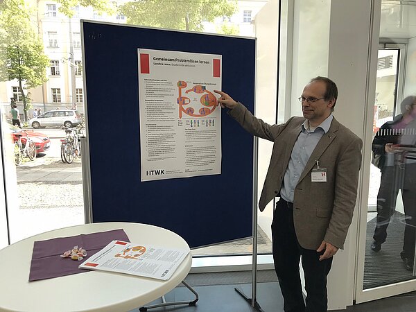 Lunch & Learn 2019 an der HTWK Leipzig (Foto: Sharon Geißler) Junger Mann zeigt auf ein Plakat