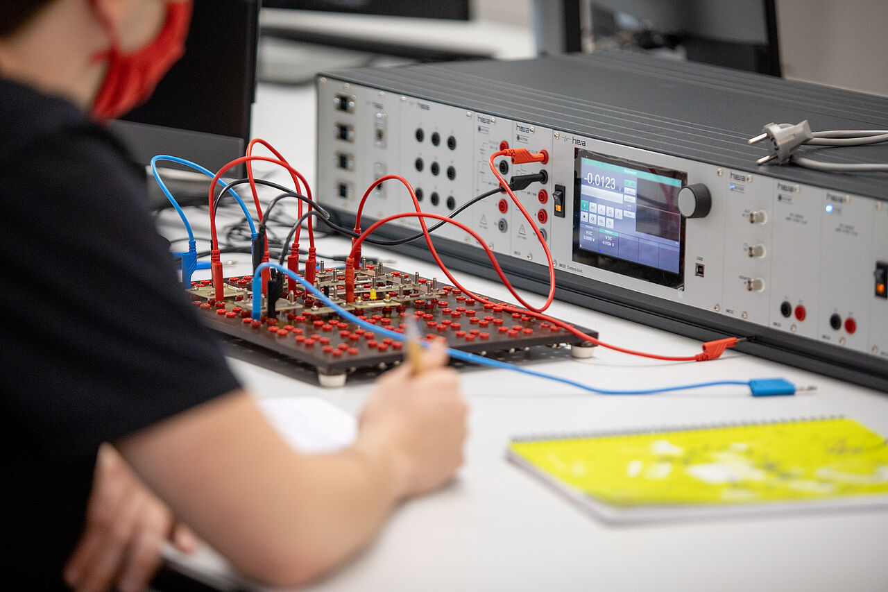 Symbolbild, Studierende an einem Labortisch im Labor Elektrotechnik