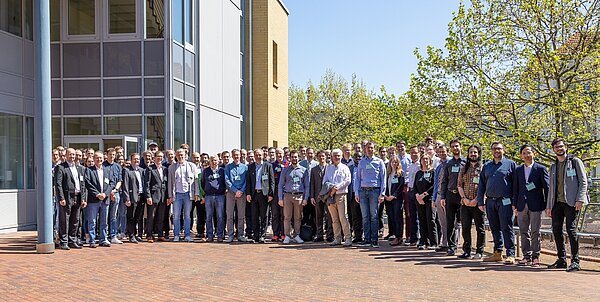 Gruppenbild der Tagungs-Teilnehmerinnen und -Teilnehmer im Hof der Fakultät