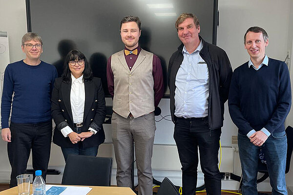 Promotionskommission mit Promoventen: Prof. Andras Thor, Professorin Maria-Esther Vidal, Roy Meissner, Professor Sören Auer, Professor Johannes Krugel (v.l.n.r.) Gruppenbild der Promotionskommission und Promovent