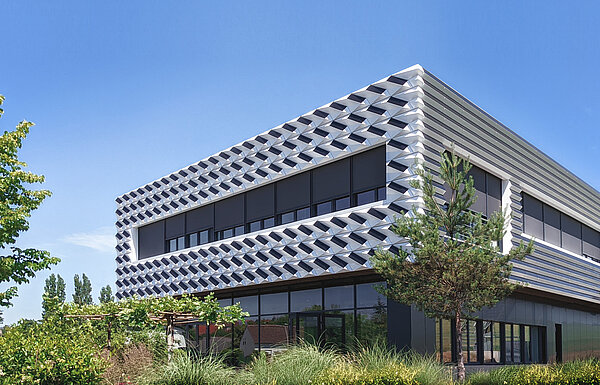 SolarShell Die Fassade des Firmengebäudes von Aluform