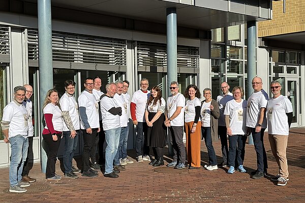 Gruppenfoto der Teilnehmenden der EUNIS EA-Week in Leipzig im Innenhof der Fakultät DIT