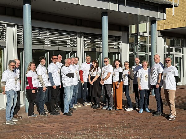 Gruppenfoto der Teilnehmenden der EUNIS EA-Week in Leipzig im Innenhof der Fakultät DIT