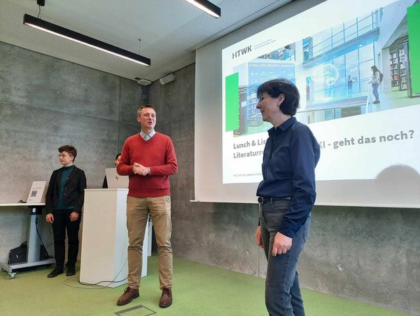 Zweiböhmer, Klarmann, Schiemichen drei Personen vor einer Präsentation an einer Wand