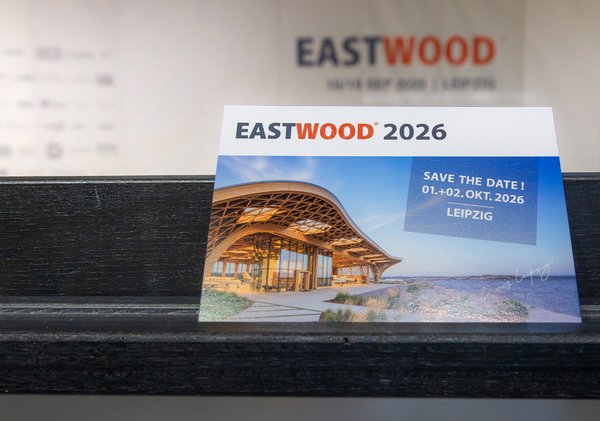 eine Werbepostkarte steht im Hörsaal