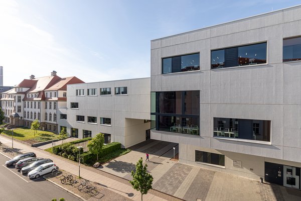 Draufblick auf Gebäude, Straße und parkende Autos