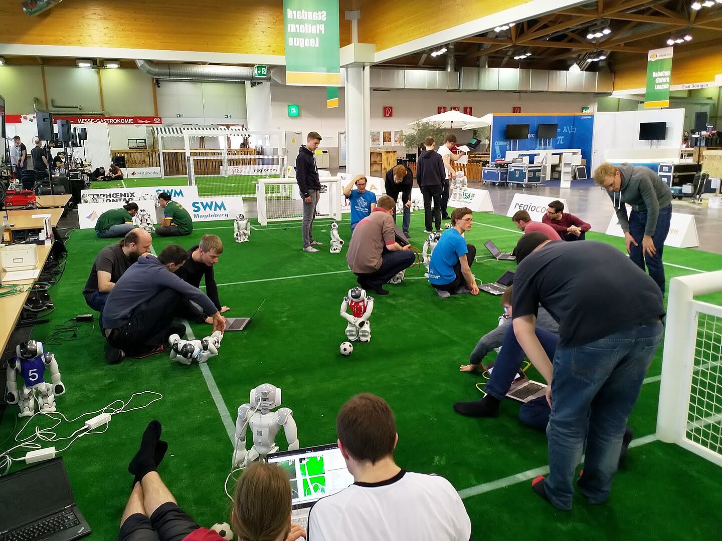 Teilnehmer bei der Vorbereitung zur RoboCup German Open 2019 Nao-Team-Mitglieder bei der Vorbereitung auf der Spielfläche