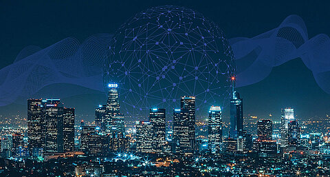 Großstadt bei Nacht mit Wolkenkratzer-Skyline, vernetzte Weltkugel im Hintergrund