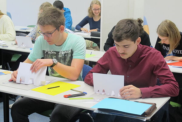 Schüler und Schülerinnen bei der Ferienhochschule Tim (rechts im Bild): „Mich hat es überrascht, wie praxisbezogen viele Fakultäten uns näher gebracht wurden. Dadurch blieb die ganze Woche sehr spannend.“
