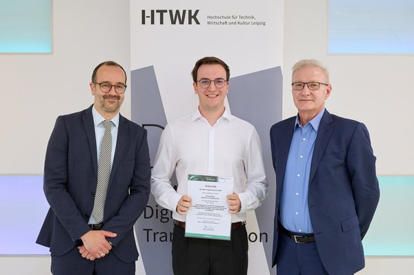 IfKom-Preis für David Didas drei Männer auf Preisverleihung