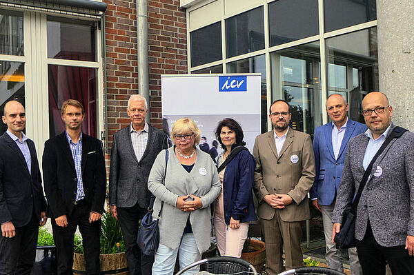 Gruppenbild mit acht Teilnehmerinnen und Teilnehmern der Tagung