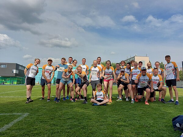 Gruppe von Leuten in Sportkleidung