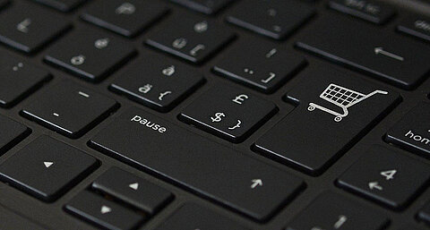 E-Commerce, Computer-Tastatur mit Warenkorb-Icon