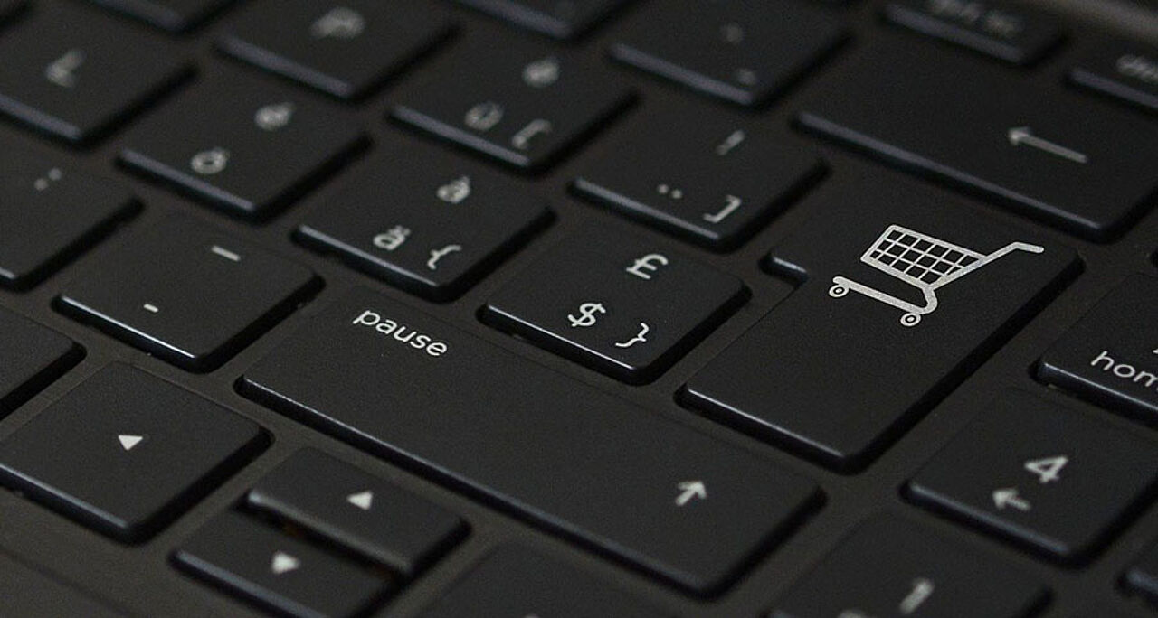 E-Commerce, Computer-Tastatur mit Warenkorb-Icon