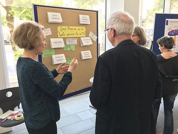 Lunch & Learn 2019 an der HTWK Leipzig (Foto: Sharon Geißler) Mehrere Personen stehen vor einer Pinnwand