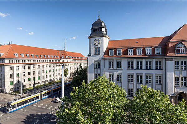 Geutebrück-Bau der HTWK Leipzig. (Foto: Tom Schulze/HTWK Leipzig) Blick auf Straßenkreuzung und Hochschulgebäude