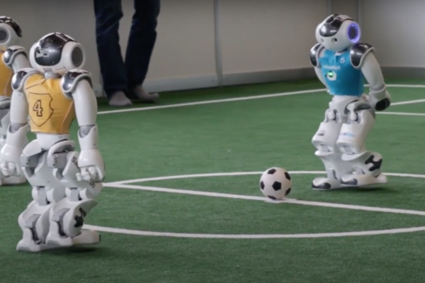 humanoide Roboter beim Fußballspielen