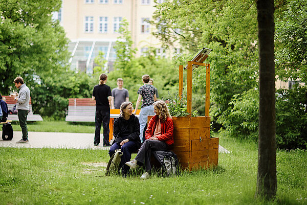 Menschen in eienm Garten