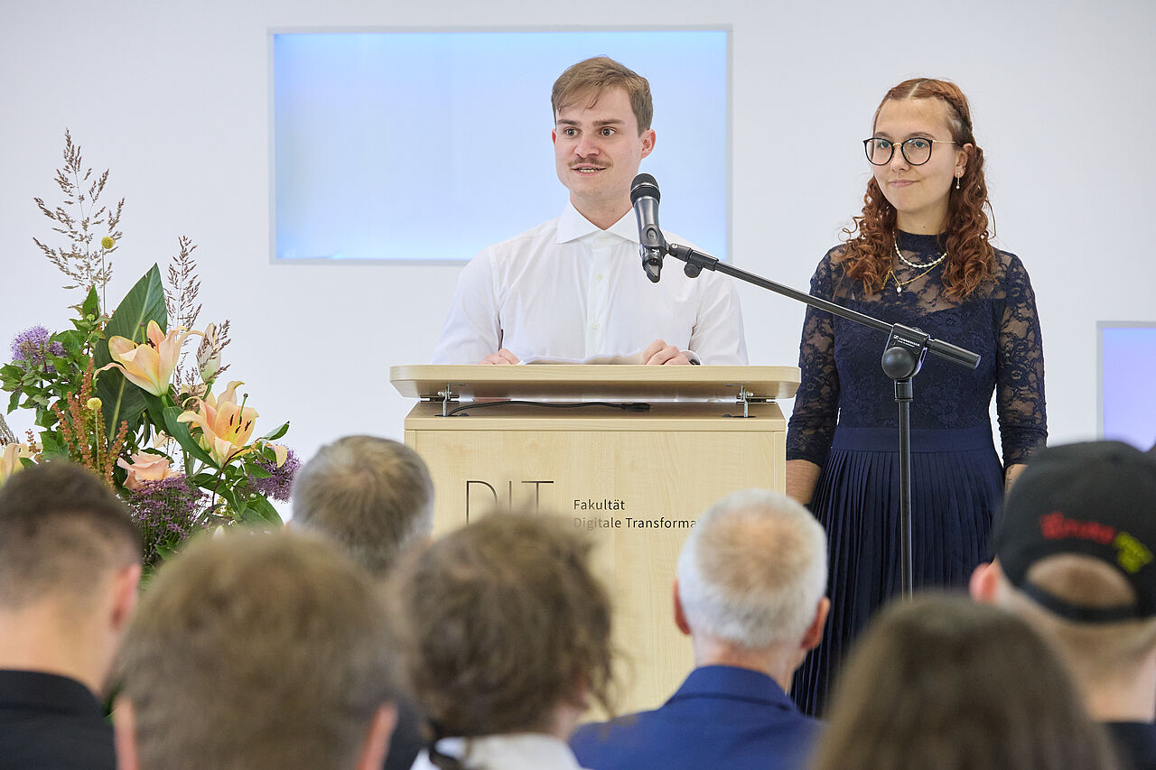 Justyna Daniel und Bruno Dingethal halten Grußwort am Rednerpult