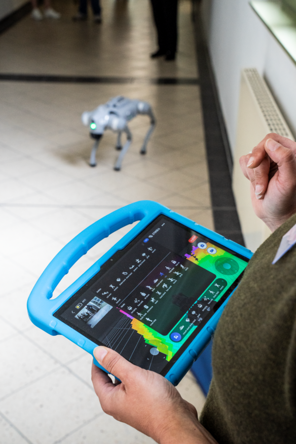 Roboterhund und Draufsicht auf einen Steuerungs-Laptop