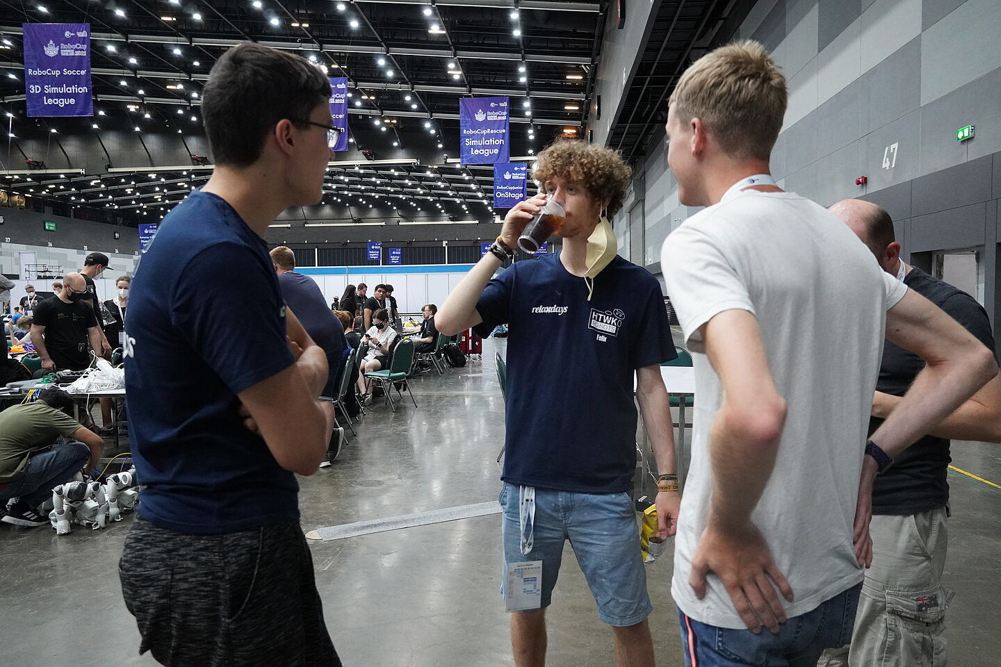 Teammitglieder am Austragungsort. (Foto: HTWK Robots) Menschen in großer Halle