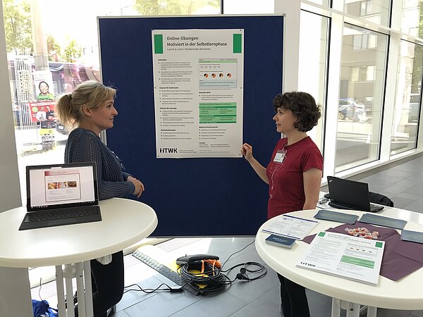 Lunch & Learn 2019 an der HTWK Leipzig (Foto: Sharon Geißler) Zwei Frauen vor einem Plakat