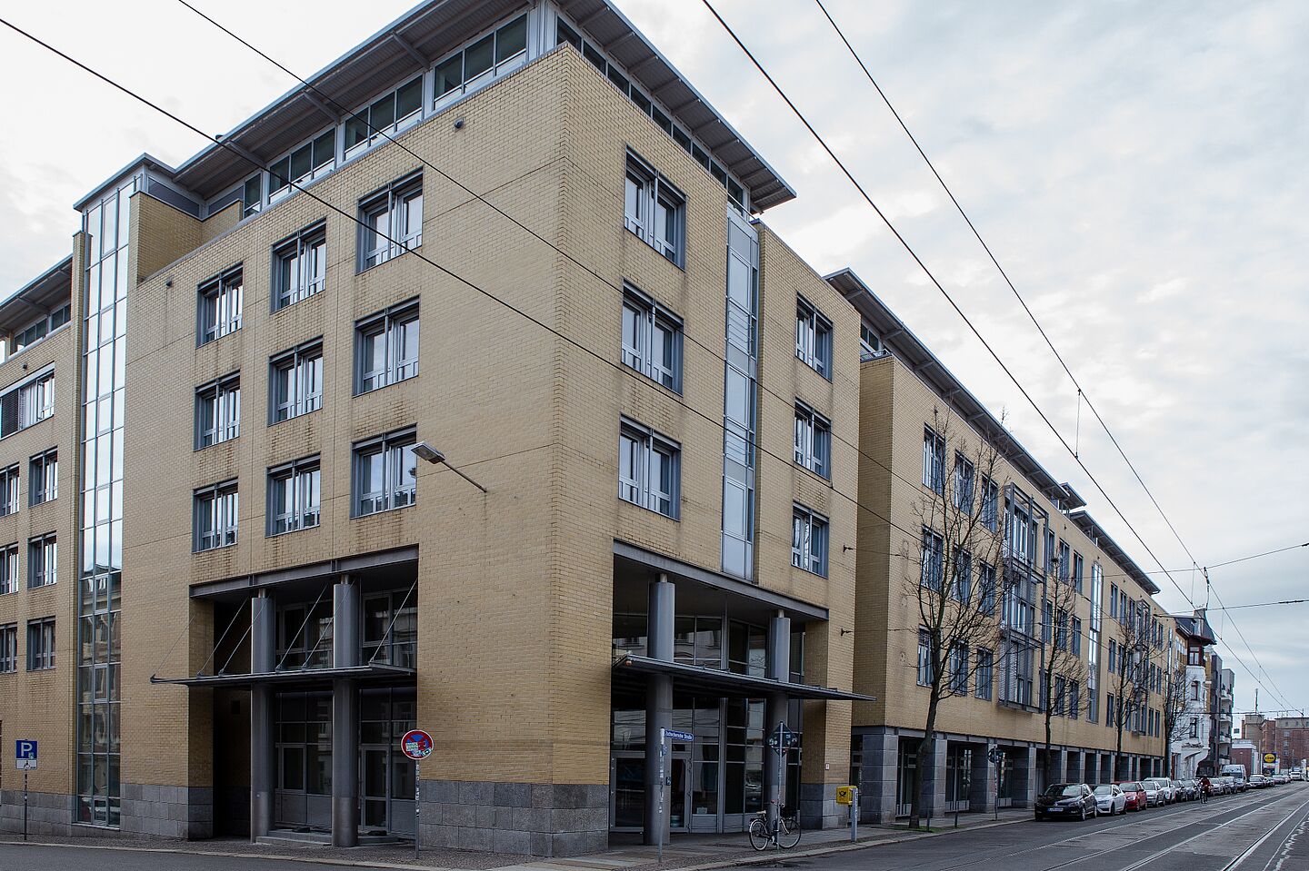 Der Hopper-Bau in der Zschocherschen Straße. (Foto: Robert Weinhold/HTWK Leipzig) Gebäudekomplaex von außen