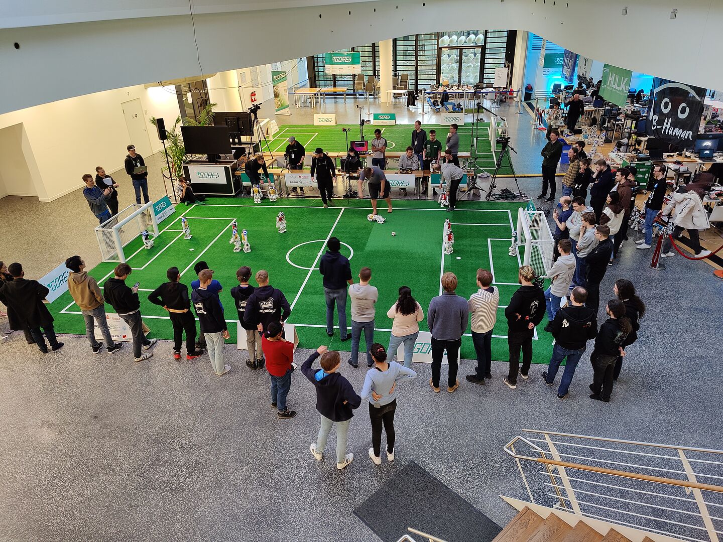 Auf der GORE in Hamburg Ende April 2023. (Foto: HTWK Robots) Indoor-Fußballturnier mit Robotern