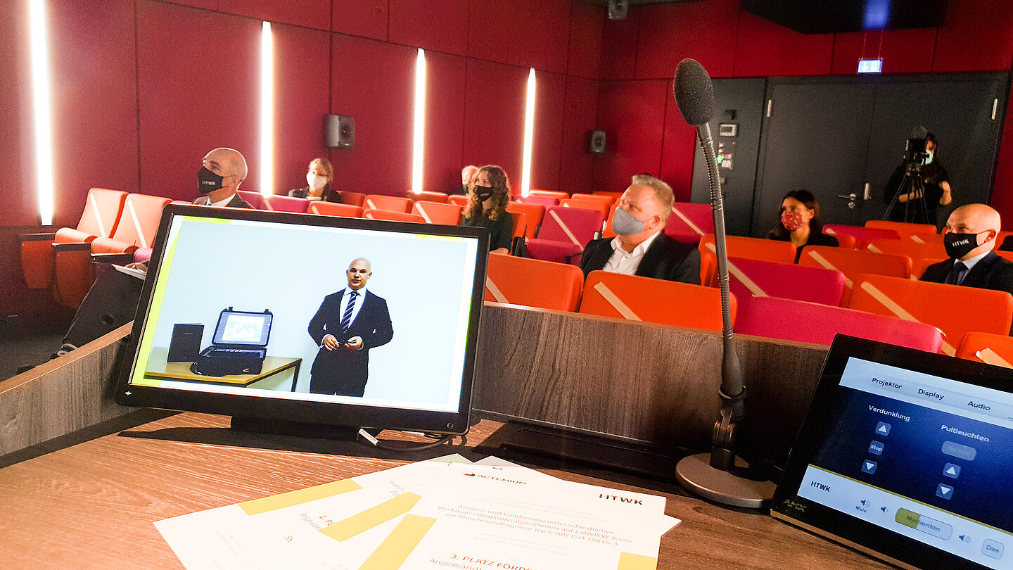 Verleihung des Förderpreises „ Angewandte Digitalisierung“. (Foto: Actemium) Kinosaal mit locker verteiltem Publikum.