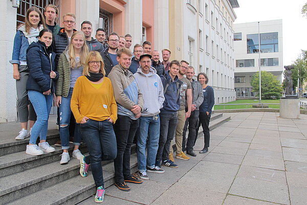 Urte Graba (vorn) mit einigen Vorkurs-Tutorinnen und -Tutoren im Herbst 2019 (Foto: Anja Landmann) Urte Graba (vorn) mit einigen Vorkurs-Tutorinnen und -Tutoren im Herbst 2019 (Foto: Anja Landmann)