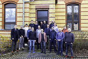 Gruppenbild der Teilnehmenden am Fakultätsworkshop der Fakultät Digitale Transformation vor dem Kreativraum von Startbahn 13 