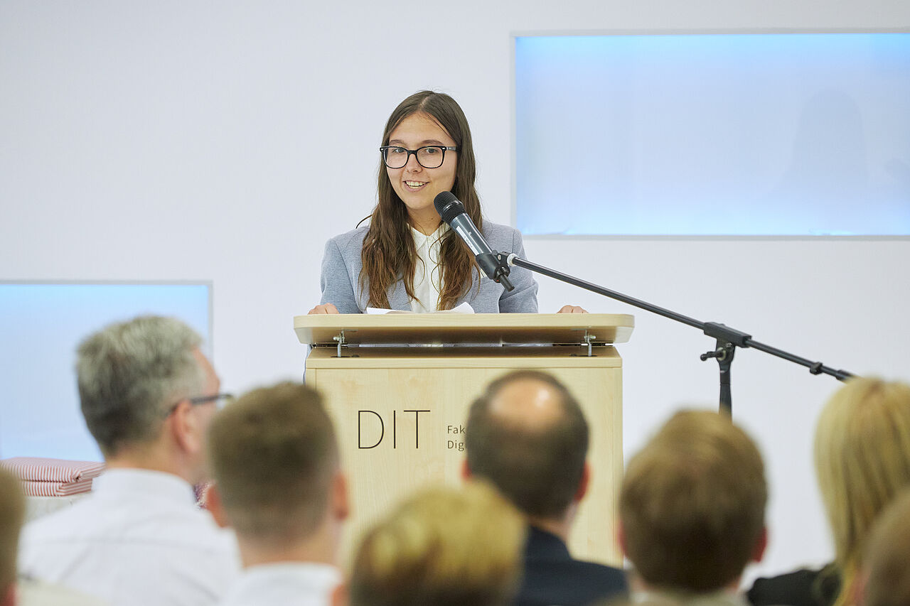 Justyna Daniel hält Grußwort am Rednerpult