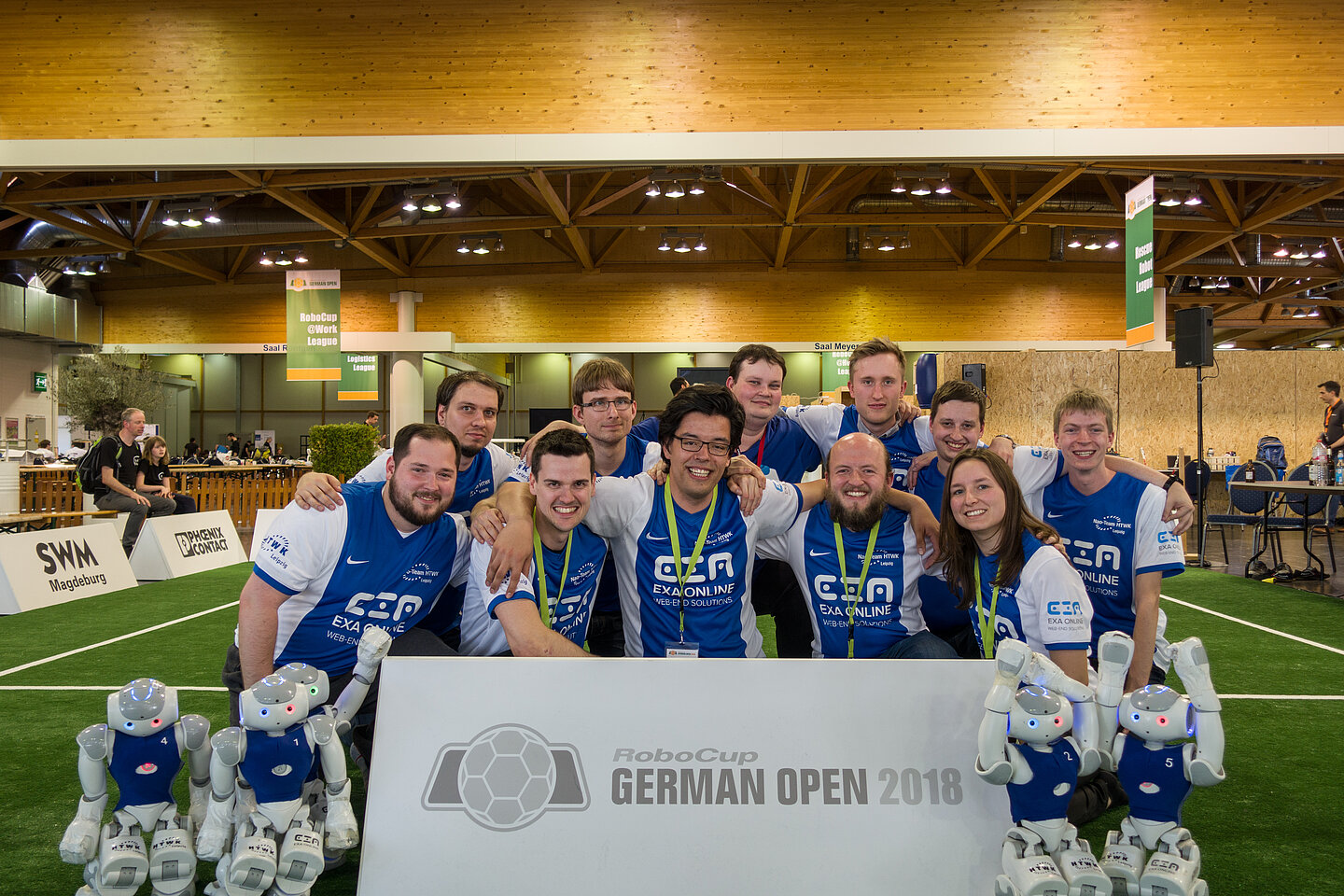 Das siegreiche Nao-Team HTWK mit seinen Stars. (Foto: Nao-Team HTWK) Mannschaft, Nao-Roboter
