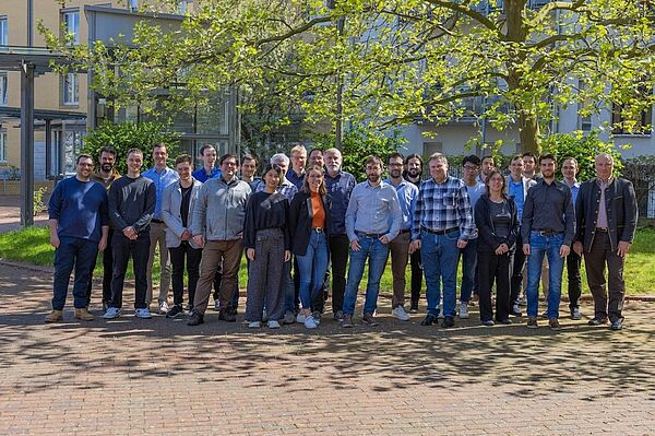 Gruppenbild der Workshop-Teilnehmerinnen und Teilnehmer im Hof der Fakultät