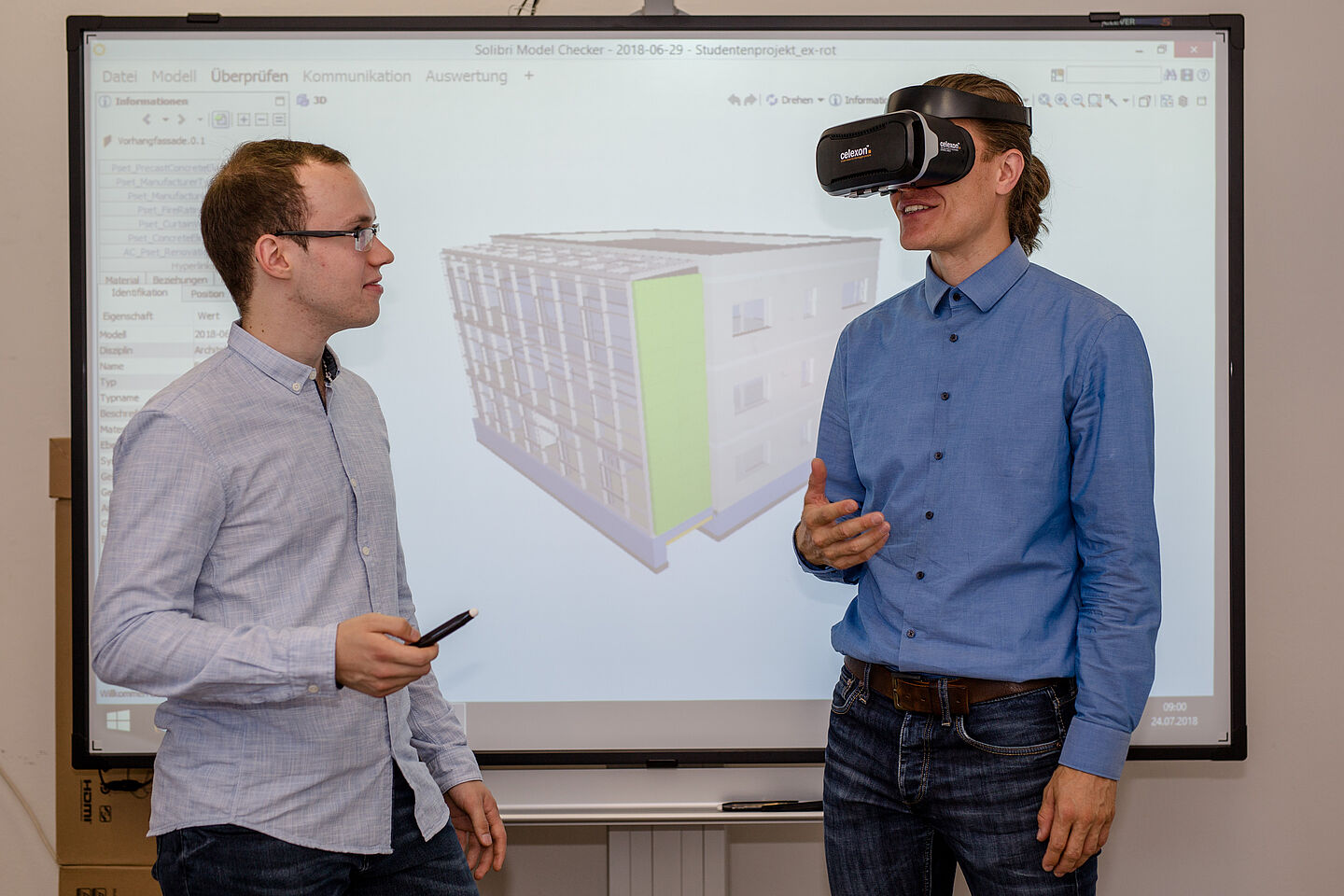 Digitalisierung im Bauwesen: Nachwuchsforscher Tom Radisch (links) und Christian Irmscher, Mitarbeiter für die BIM-Implementierung in der Fakultät Bauwesen, werden untersuchen, wie kleinen Betrieben der Umstieg auf die digitale Planungsmethode BIM gelin Digitalisierung im Bauwesen: Nachwuchsforscher Tom Radisch (links) und Christian Irmscher, Mitarbeiter für die BIM-Implementierung in der Fakultät Bauwesen, werden untersuchen, wie kleinen Betrieben der Umstieg auf die digitale Planungsmethode BIM gelingen kann. (Robert Weinhold/HTWK Leipzig)