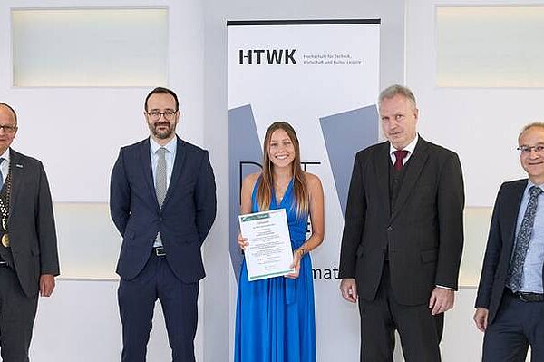 Gruppenbild mit Preisträgerin (Mitte) und Vertretern von IfKom und HTWK Leipzig/FDIT