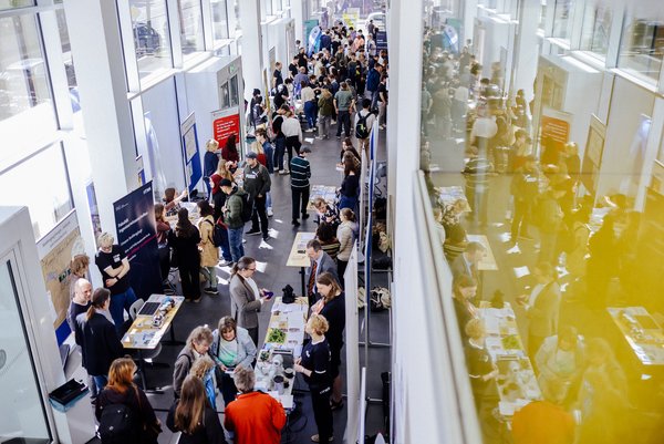 Blick ins Foyer des Nieper-Baus mit Infoständen (Hochschulinfotag 2025; Foto: Anne Schwerin/HTWK Leipzig)