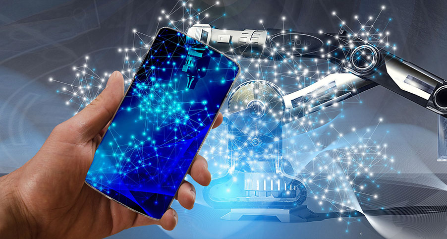 Smartphone mit Werkzeug im Hintergrund