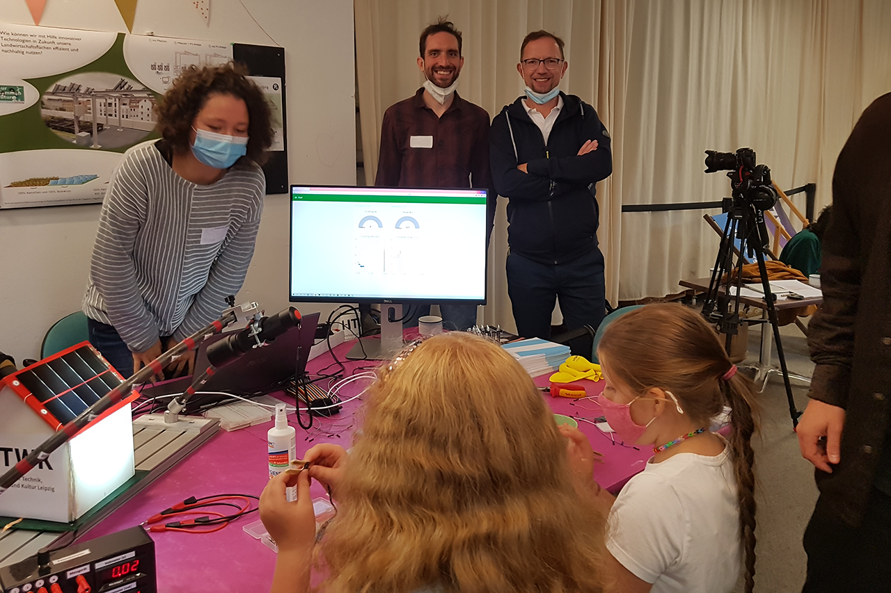 SILBERSALZ2021HTWK Foto von Workshop mit Schülerinnen, alle tragen Maske und sitzen an Tisch und arbeiten